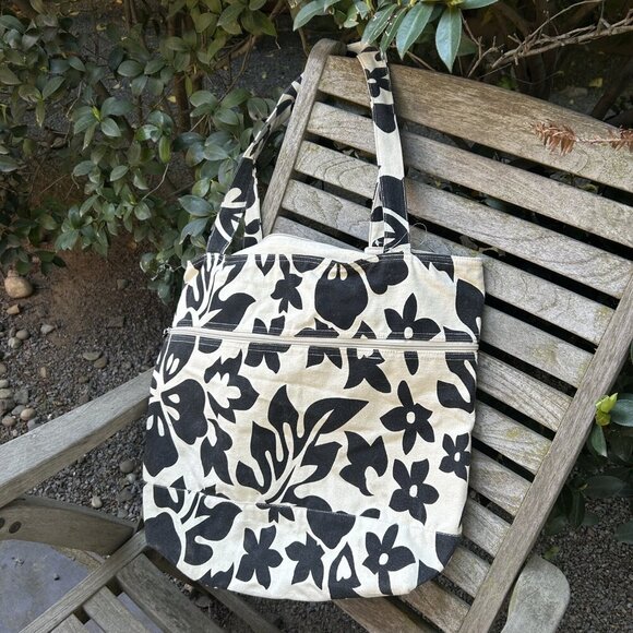 Island Breeze Hawaiian Black Floral Beach Tote and Crossbody Bag - Picture 4 of 8